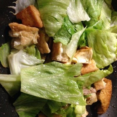 レタスと厚揚げの香ばししょうゆ炒め