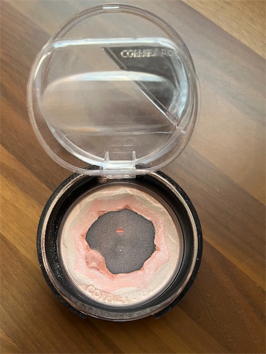 割れたアレが復活！ダイソーアイテムダイソーで自作のポンポンが作れる スポンジ付きチーク容器を購入しました😊 あのマキアージュのポンポンチークやコフレドールのポンポンファンデの 使い勝手のよさが自分で作れちゃう❤️ コンパクトだから大きいパウダーも