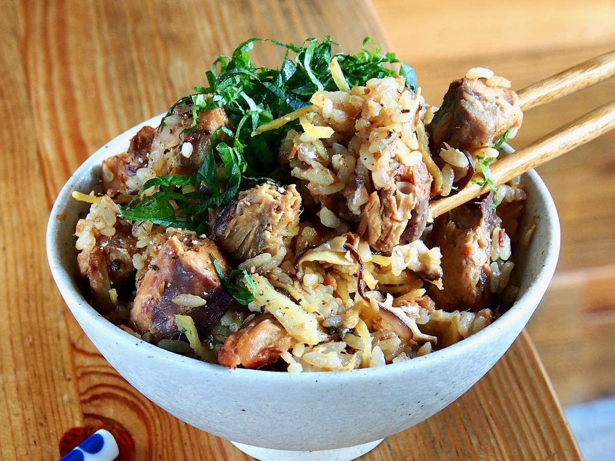 新じゃがとさばのみそ煮缶で作る♪旨味たっぷり「みそバター炊き込みご飯」