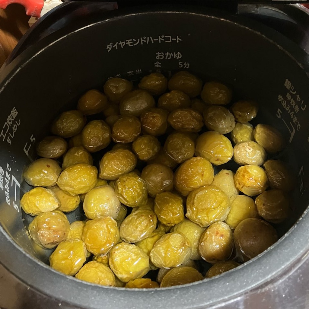 炊飯器で簡単梅シロップ , 保存版！,材料 梅１ｋｇ, 角砂糖１ｋｇ,作り方 , 炊飯器に入れて,保温で8時！以上, 角砂糖の残りが気になる方は, 保温時間を増やしてやってみてね, 角砂糖だからだんだん溶けていくから,もちろんそのままでも大丈夫だよ！, 簡単すぎてやばい🤩✨, 梅が柔らかくなって, 梅のエキスが溢れ出すの✨, 梅エキスには,