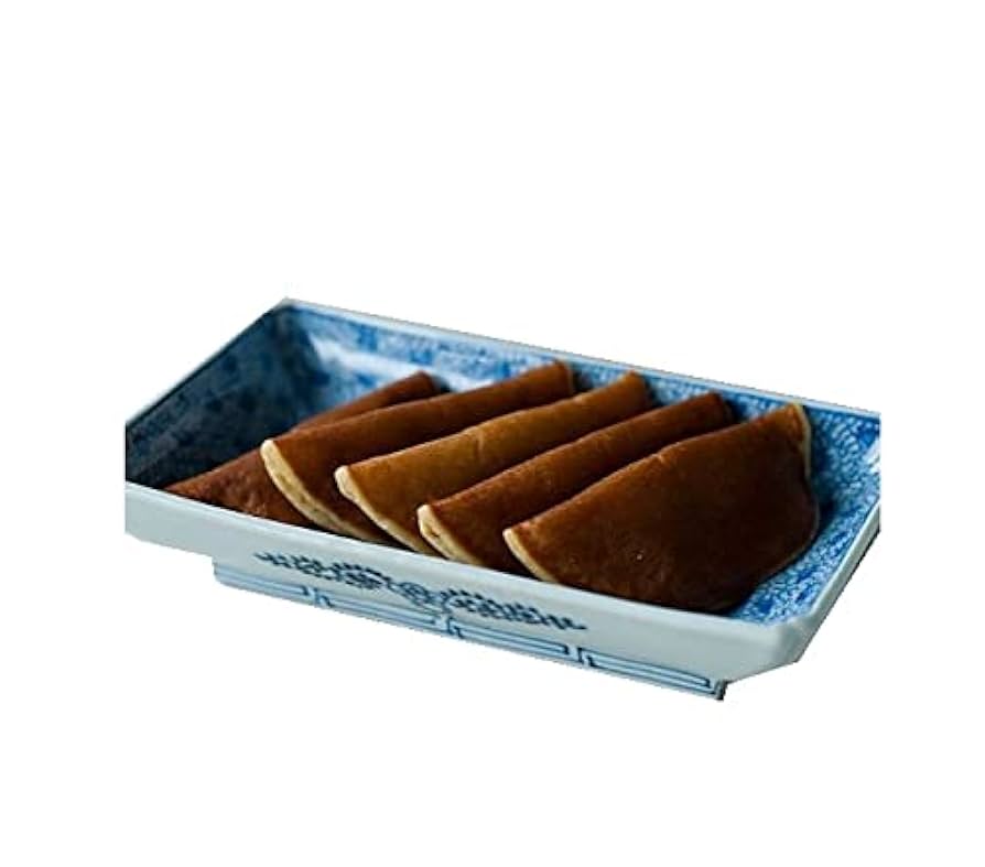 鈴懸 鈴乃◯餅 鈴乃最中 ． その昔新宿伊勢丹に勤務していたことがあったのですが、その時にデパ地下で出会い虜になった 福岡は博多に本店がある「鈴懸」 すずかけ の「鈴乃◯餅」と「鈴乃最中」． まずこのかわいらしい一口サイズがたまらない◎ ． ミニどら焼きの