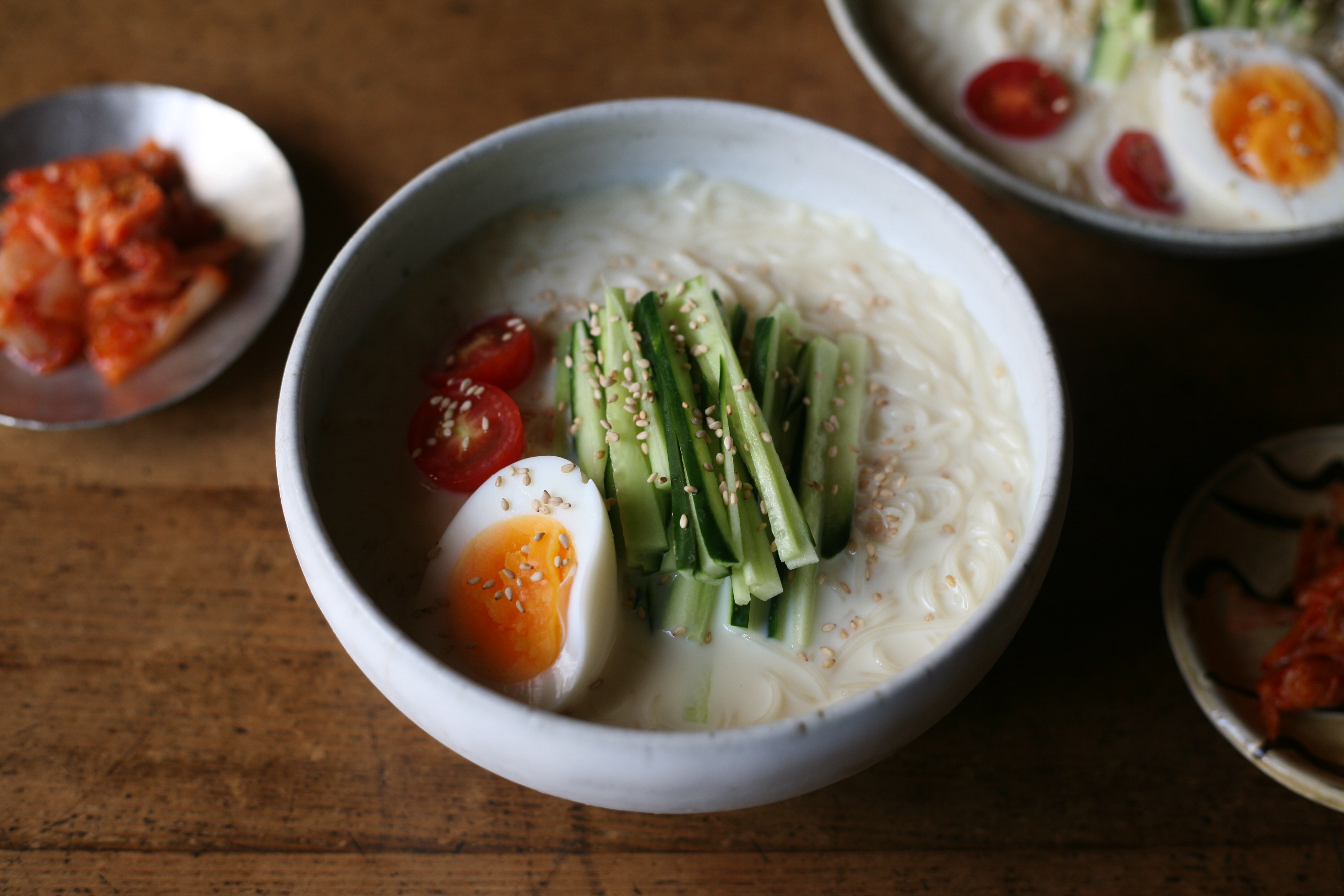 貼り紙「冷やし中華始め 」 続きに「なんでやねん！」「これは吹く」 – grapeグレイプ