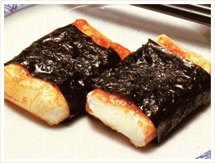 揚げない磯辺揚げ ①ちくわ10本を斜め切りにする ②フライパン中央にマヨネーズ大さじ２を入れ、まわりにちくわをおく ③弱火で熱し、よく炒める④オイスターソース大さじ２、粉チーズと青のり各小さじ２を加える ⑤お皿に盛り付け、最後再び青のり適量をふりかけて完成