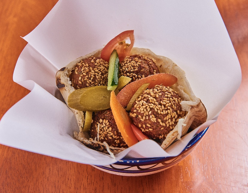 ファラフェルサンドプレート🥙 メニューの仲間入りして以来 沢山のお客様に選んでいただいてます 季節を楽しめるよう日々アップデートしながらお届けしています。 こんな風にぎゅーっとつめて お召し上がりいただけたら嬉しいです。宮崎グルメ宮崎ランチ 宮崎カフェ