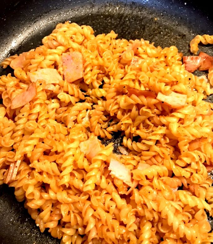 マカロニフランクケチャップ炒め🦭🍝🍅, 材料, ・マカロニ 50g, ・フランクフルト 4本, ・ピーマン 1個, ・バター 10g, ・塩少々, ・ブラックペッパー 少々, ・水 200cc, ・ケチャップ 大さじ2, ・麺つゆ 3倍濃縮小さじ1, ・粉チーズ 適量, 作り方,①ピーマンは縦半分に切り、へたと種を取り除き、細切りにします🫑,