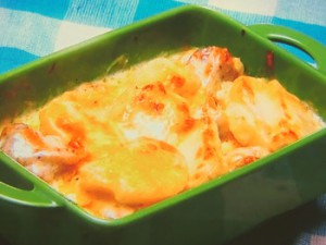 鶏もも肉とじゃがいものチーズ焼き, とろ～りチーズがたまらない、フライパンだけでさっと作れる！, お酒のあてにもピッタリな簡単レシピ🧀,材料 2人分, 有機ミックスシュレッドチーズ 大さじ1程度, 鶏もも肉 1枚, じゃがいも 2個, ハーブソルト 適量,塩コショウ 適量 ,オリーブオイル 適量, ■ 有機ミックスシュレッドチーズ400g, セルロース不使用・無添加！,