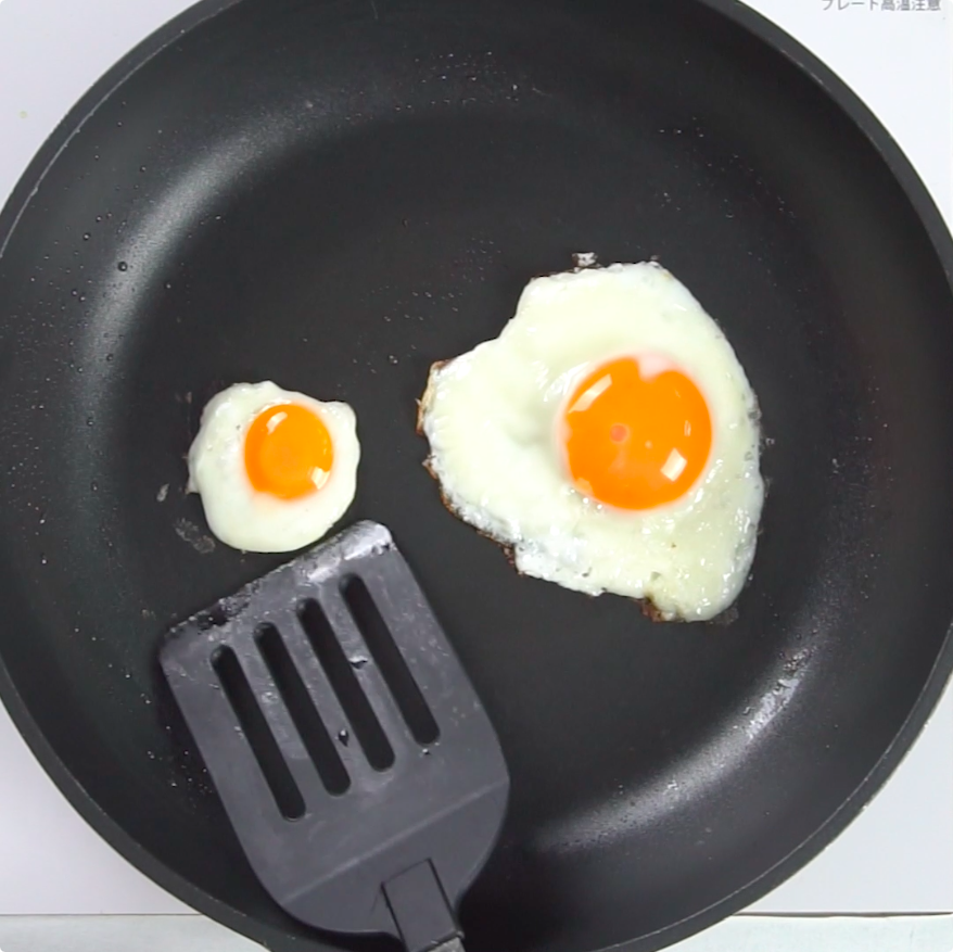 卵1個でミニ目玉焼きを量産！まさかのスゴ技に「お弁当にもいい」「ちょっと感動」 - macaroni