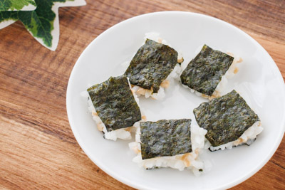 🍙🍙🍙 離乳食を卒業した１歳半頃から、 家族みんなで美味しい召し上がれる 「Mazemeshi具沢山おにぎりの素」🍙 「ひじきミックス」の原材料は、ひじき 人参 小松菜 さつま芋 お湯ポンしてごはんに混ぜ合わせるだけで、 素材の味を感じる美味しい混ぜごはんが完成します