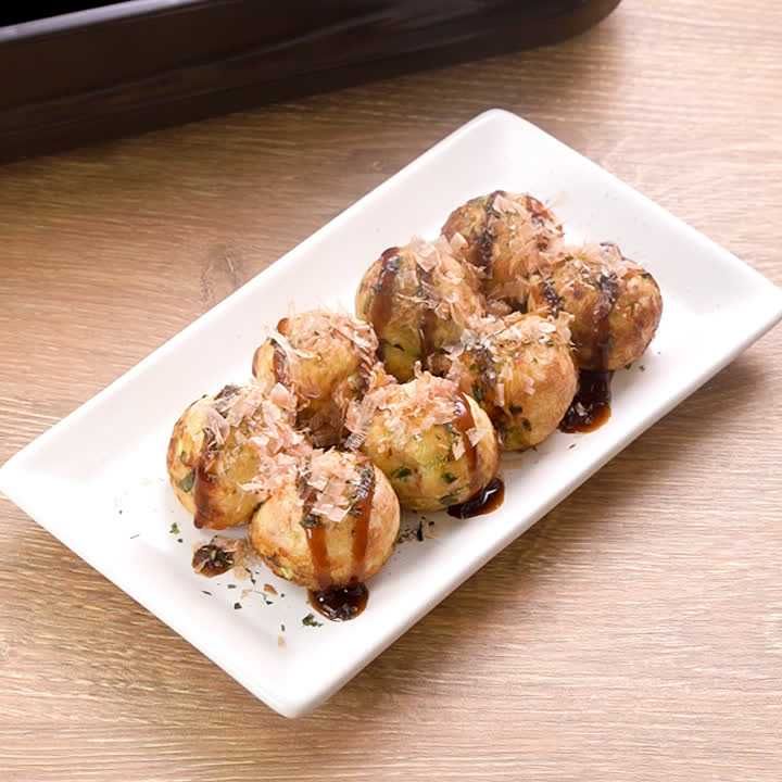 キャベツたっぷりでおいしさ倍増！専用粉要らず！キャベツたっぷり我が家のたこ焼き⁡ ✔︎野菜レシピ ✔︎簡単レシピ ✔︎節約レシピ ⁡キャベツが美味しい季節！ たこ焼き専用粉を使わずに、おうちで簡単に作れる キャベツたっぷりのたこ焼き🐙🐙🐙 ⁡ うちの