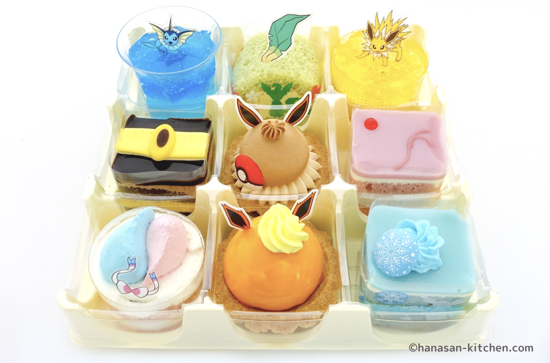 リザードンのデコレーションケーキ🍰, お友達へのお誕生日ケーキ✨✨,リザードンはプラチョコ、Switchはチョコレートです♥️😊😊土台のクリームは悪テラスタルをイメージしていまさ✨✨,黒いクリームは竹炭パウダーを混ぜています！, 竹炭パウダーID:027301 はコッタさん @cotta_corecle,でお取り扱いがあります😊,リザードン ポケモン ポケモンカフェ