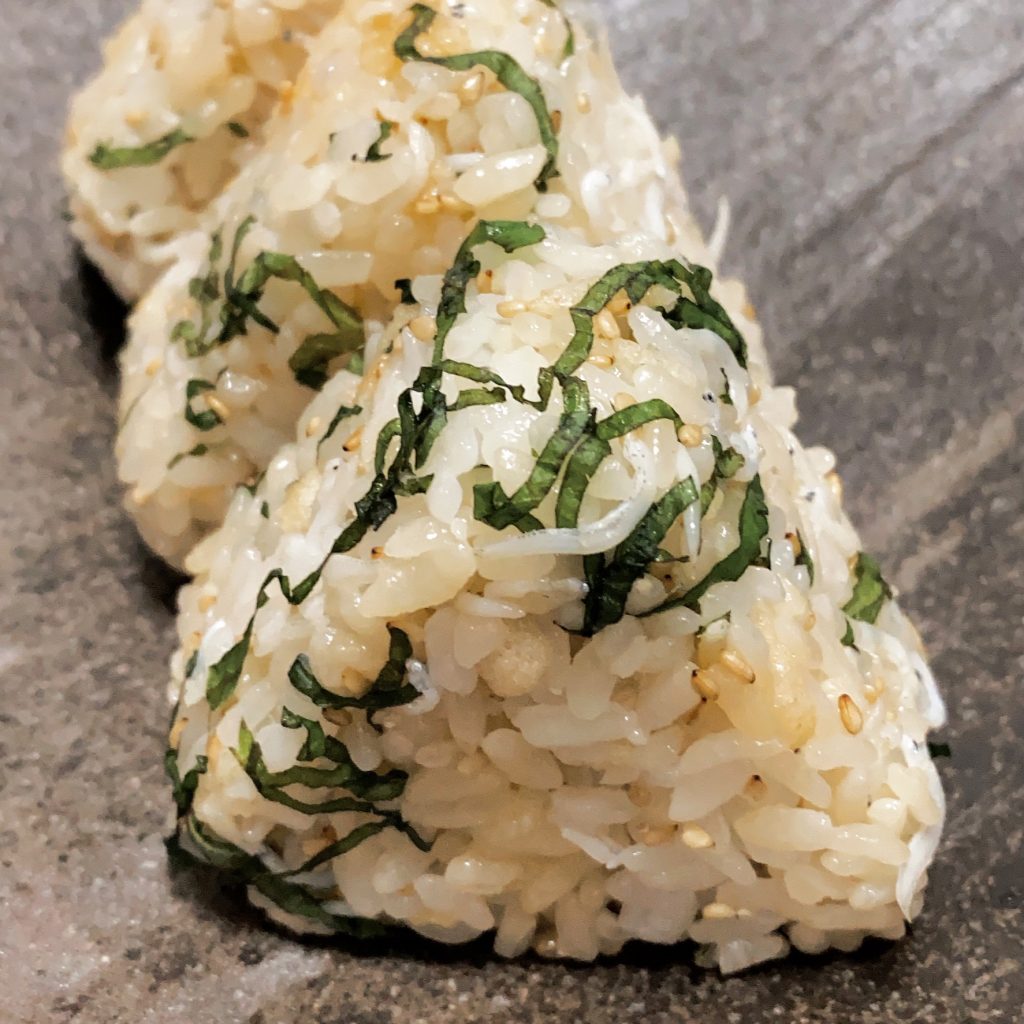 マンネリ脱出！ しらすと大葉のたぬきおにぎり