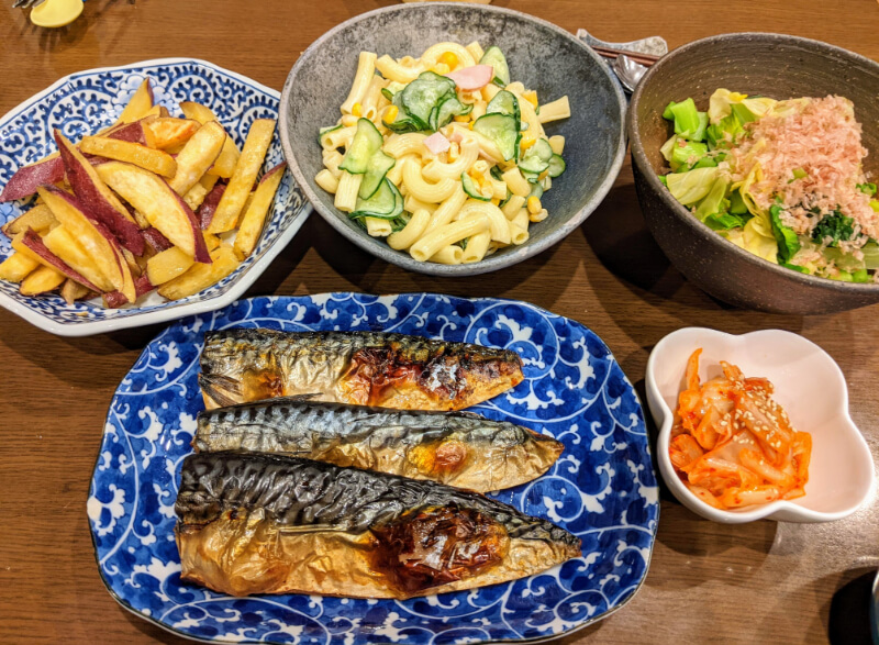 朝ごはん焼き魚定食 . ぽかぽかな日が続いてきて ねむーい☘️🥱 ✼•• ••✼•• ••✼ :takarabaco_cook フォロー嬉しいです🌼💖 献立健康ごはん和食morning日常朝活簡単ごはんおぼんごはん家庭菜園一汁一菜和んプレート