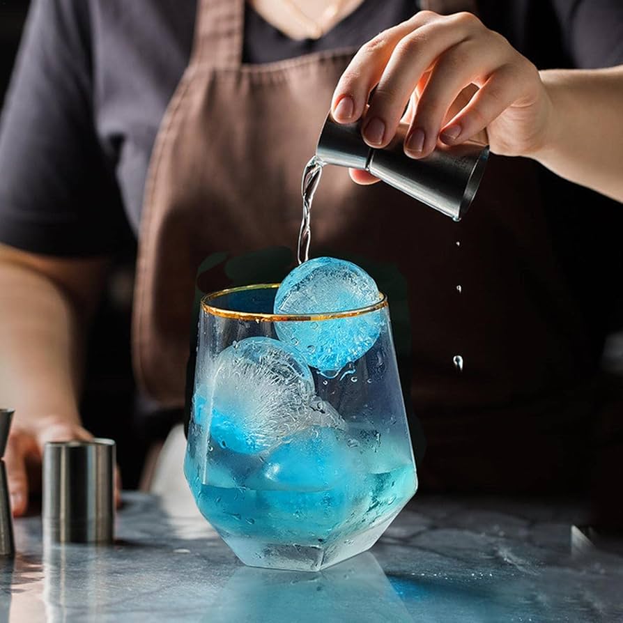 📝 How to make ice ball バーテンダーがひとつひとつ丁寧に削って作る丸い氷🧊 丸氷は、日本特有のbar文化になります✨ 氷の角を削って溶ける時間を遅くし、長くお酒を楽むことができます🥃intercontinentalyokohamagrandヨコハマグランドインターコンチネンタル