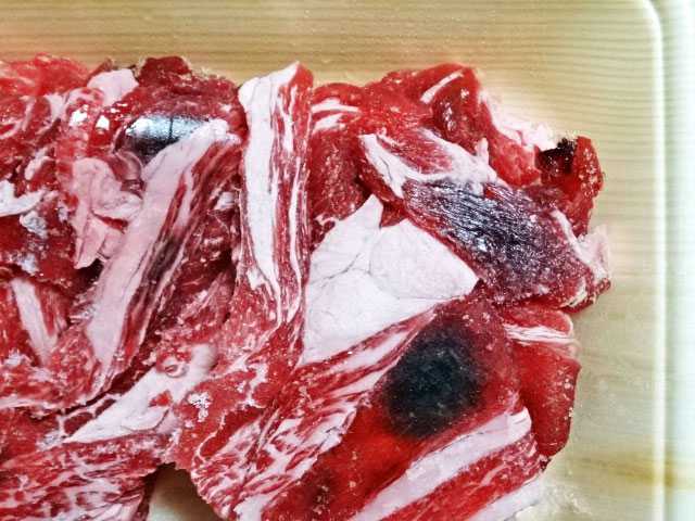 購入した牛肉が部分的に黒く変色していました。スライス肉が何枚も重なってパ- Yahoo!知恵袋