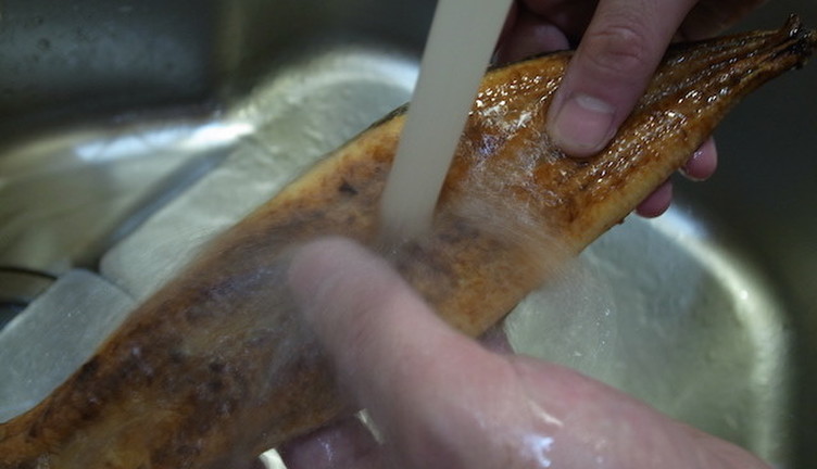 うなぎ好き調理師考案「安い中国産うなぎをウマくする方法」→ 洗う → 皮を剥がす → 油なしフライパンで焼くロケットニュース24