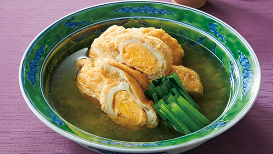 見た目は地味ですが、食べれば必ずニンマリする。油揚げと卵で作る地味でハッピーなごちそうの作り方。＜たまご巾着＞