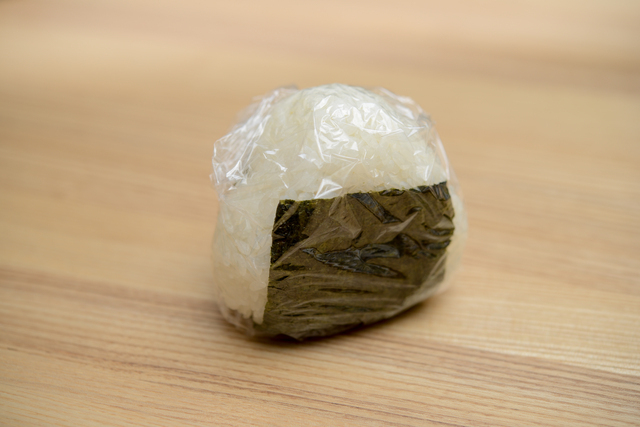 手づかみ食べに！手にくっつかないおにぎりの作り方3つ。かっぱくんとねこちゃん