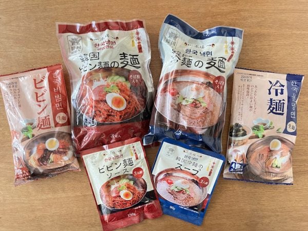 ビビン麺ソース×盛岡冷麺。ビビン麺ソースは業務スーパー 神戸物産 。盛岡冷麺の麺はメルカティーノで20円 1袋で売られていた麺。韓国料理のこういう類の味、甘すぎてたるいのが苦手 そういうのが多い 。このビビン麺ソースは他と比べるとまだマシ。とはいえ、やっぱ