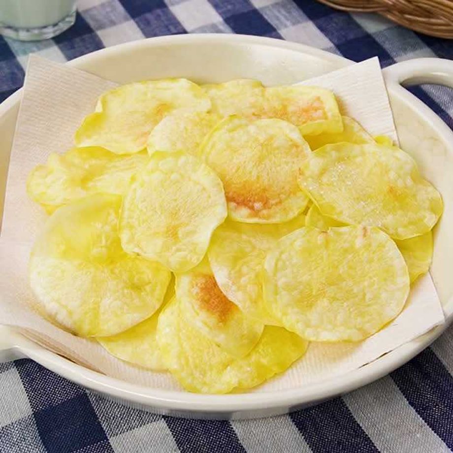 🥣レシピ付き🥣 ・ オープントースターで作る、揚げないポテトチップス！！ 市販のポテチと食べ比べても、どっちがどっちかわからない美味しさだよ🤩✨油で揚げないからヘルシーでお手軽。 お子様でも作れます💕 今日はトリュフ塩をかけてオトナ味に仕上げました