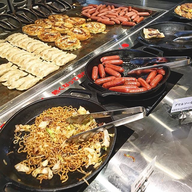 神戸クック・ワールドビュッフェではリーズナブルな料金で、 ドリンクメニューを含めて100種類以上のお料理がお楽しみいただけます❕❕😲✨✨メイン料理からスイーツまで、店内すべてのメニューが食べ放題💖 コーヒーやカフェラテ、ジュース等のソフトドリンク飲み放題