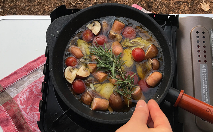 岩鉄鉄器鉄のプロが作る鉄鍋料理！エビアヒージョ ダッチオーブンってアウトドアで使うもの！？と思われている方もいらっしゃると思いますが、実は岩鉄鉄器のダッチオーブンユーザーの大半は家庭で使用されています。Instagram
