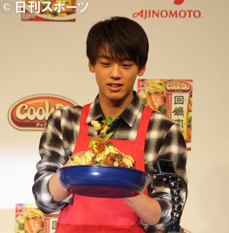 浜辺美波 さん、絶品の数々に😍 ˎˊ˗ , @minami_hamabe.official, 絶品の「タンしゃぶ」を堪能する、浜辺さん✨,店主から「うちの白菜は生で食べて欲しい！」との説明が。, 笑顔で「甘い💕」と、美味しそうに楽しんでいました😍, 📚 °˖✧,東カレ3月号1月21日発売は“食通たちの「つい足が向く店」。”特集！, ご予約は「東京カレンダー