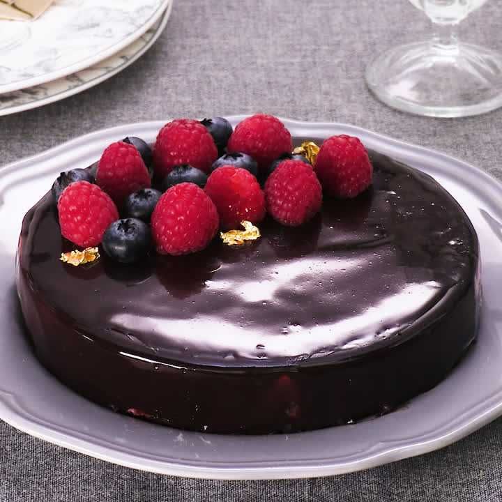 2014年バレンタインは、大人の「チョコレートケーキ」でときめきと美味しさを分かち合う。Vogue Japan