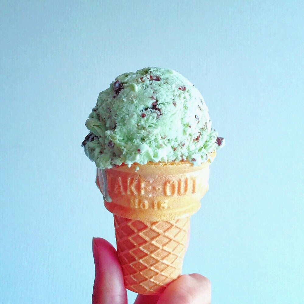 三幸製菓 チョコミントアーモンド突如現れた衝撃のチョコミント🍫🌱 パッケージめちゃかわいいやん！！味は可もなく不可もなく、どちらかといえばチーズアーモンドがすでにうますぎて可。 冷やしたらもっと美味しいかも？ おかしのまちおかで購入しましたチョコ