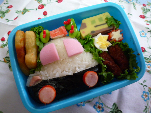 おにぎり⋈ 乗り物おにぎり⁡ 本日ご紹介するのは @hinata_gohan.1012 さんの投稿です🍀 ⁡ ▸▸▸ 𖥧 𖥧 𖧧˒˒ 𖡼.𖤣𖥧 ⠜❁ ❁ ❁.*・ﾟ 乗り物おにぎりの🚓🚑🚒作り方 ﾟ