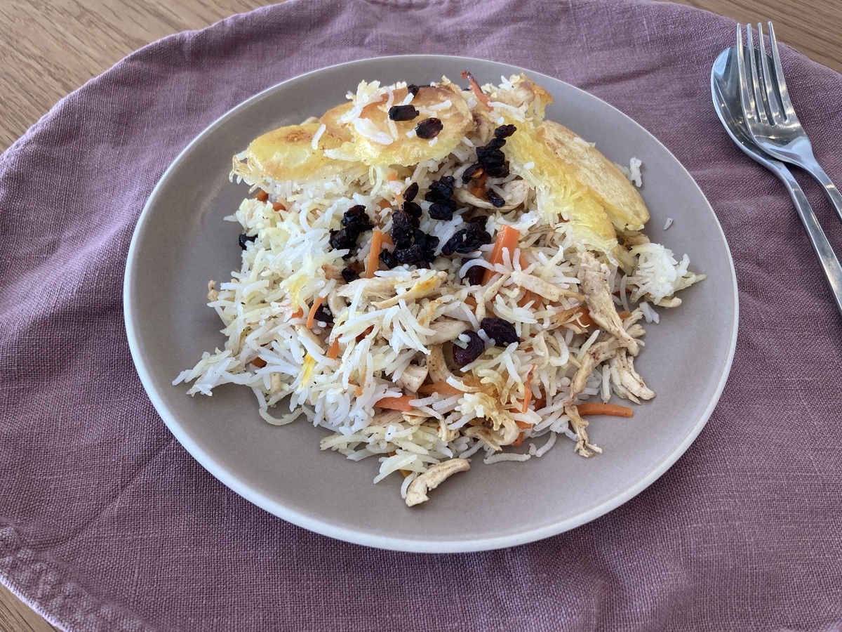 ピラフ ピラウ、パラフ、ポロウ、プラオ、プロフ、ポロ。これらはすべて、「ピラフ」と同じように、米と具材を煮込んで作る炊き込みご飯の呼び名です。 :職人.comブログ