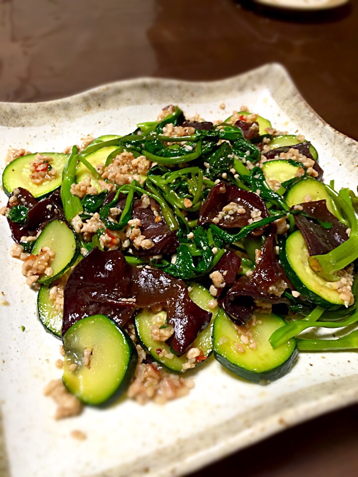 生のきくらげ、どうやって食べるの？最近よく聞かれます😊 調理は簡単！ 生キクラゲをお好みの大きさに切って、サッと30秒ほど湯通しすれば食べられます😋定番の炒め物やスープへドボン！ ちなみに茹ですぎちゃっても大丈夫👌 食感はぷりぷりのままなので、シチューなど