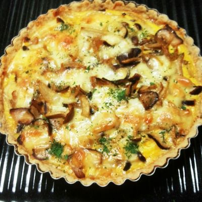 ゆっくりとした休みの日に作りたい オートミールの根菜キッシュ。 キッシュは主食だけでなく、 おやつの時間、ワインのお供などどの時間帯にでも適応する一品。 キッシュはパイ生地で作るのが一般ですが 私はオートミールとアーモンドで作る ザクザクタルトみたいな