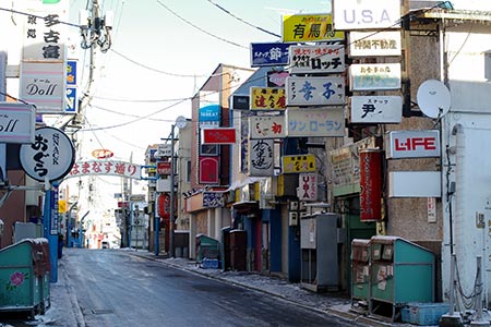 飲み屋街も静まり返って 〜 📍はまなす通り・ばんちゃん 北海道紋別市🏷 ねもぱい道東ねもぱいの酒場放浪記🏮 . 紋別の夜は市内中心部のはまなす通り がオススメ。通りの入り口のゲートの明朝体で縁取りされた「はまなす通り」の赤と青のネオンの輝きが混ざって