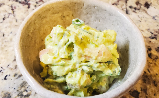 エビとアボカドの濃厚ポテサラ 味の決め手は粒マスタード♪