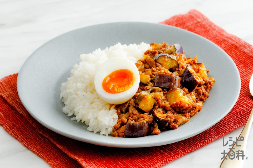 夜ご飯 📝献立 ＊茄子入りドライカレー ＊野菜たっぷりコンソメスープ ＊ポテトサラダ ＊ブロッコリー ＊🍓 ◎週末の作り置き ▪︎ドライカレー 日持ち2日▪︎牛すじとこんにゃくの味噌煮込み 日持ち3日▪︎ポテトサラダ ▪︎春菊のお浸し ◎今週の献立 予定