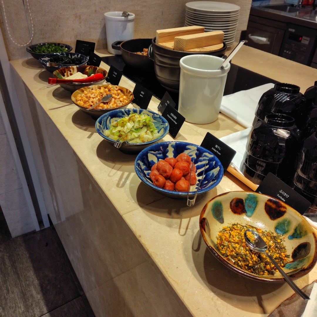 ハイアットリージェンシー瀬良垣アイランド沖縄 宿泊記3 リージェンシークラブラウンジのカクテルタイムとセラーレの朝食 沖縄旅行2022年10月その13 │夫婦で世界と日本を旅する生活 Life ＆ Journey