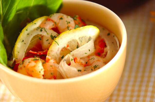 🌸🍑 お弁当作り*300 冷凍むきえびで☆えびとアスパラのバター醤油炒め弁当🦐💚レンジでミニオムレツ🥚キャベツのレモン和え🍋✨簡単お弁当おかず🌷夫弁当🍱