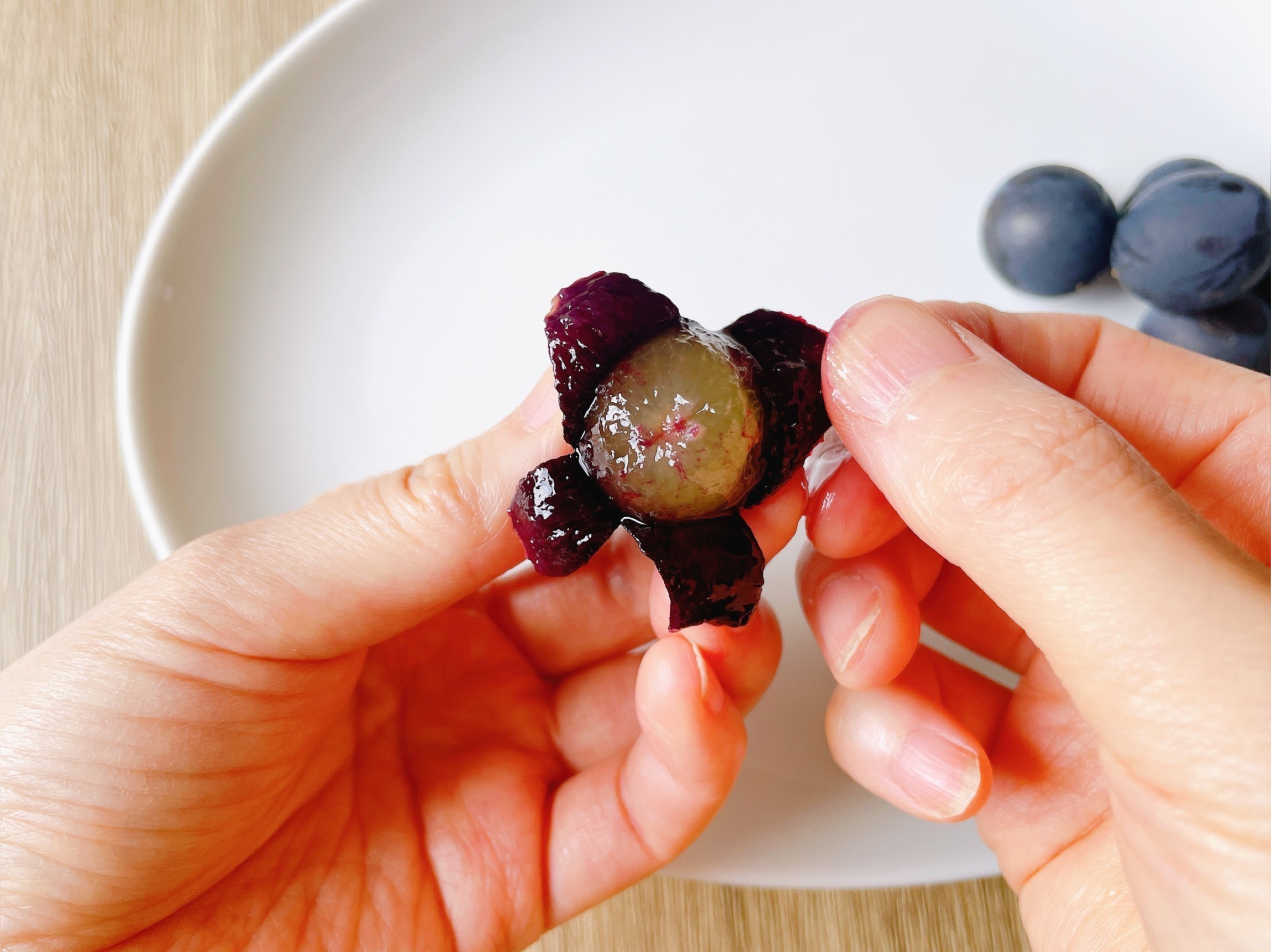 手を汚さずにブドウの皮をむく方法に「スルッと気持ちいい！」「毎回これやる」 – grapeグレイプ