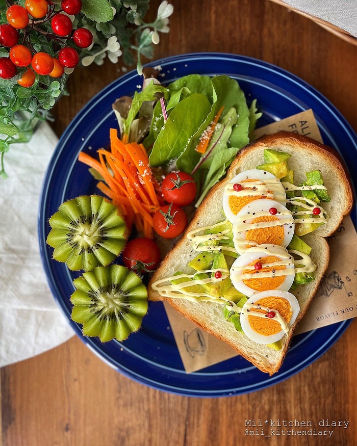 ちょっと贅沢優雅な朝に♪ 卵とろっとアボカドトースト