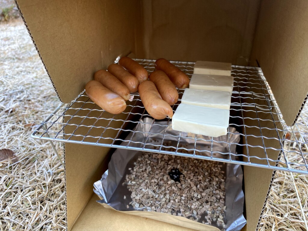 キャンプギア 燻製 コンパクトに折りたためるダンボール燻製器「SMART SMOKER」を紹介！ - 豊栄産業株式会社