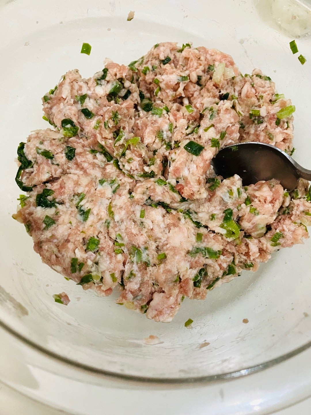 ひとくちニラまんじゅうレシピ , パクッとひと口！ 肉汁じゅわっ♪, 焼きたてのにビールは、まさに至福 🍺😚, お好みで 酢醤油・ラー油・酢胡椒をつけて。, ✏︎レシピ⬇︎, 〜ひと口ニラまんじゅう〜,材料 2人分 ※14個 , ・餃子の皮 大判サイズ14枚,・豚ひき肉200g, ・ニラ1 2束, ・サラダ油大さじ1と1 2, ・にんにく・生姜各1かけ ,