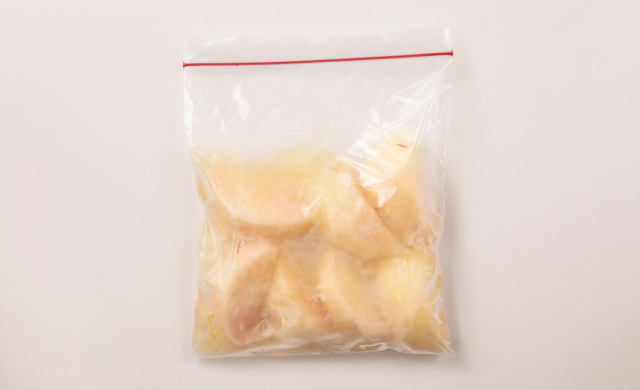 塊にならず桃を冷凍保存するには？ 料理研究家が教える方法は、容器に入れる前に– GLUGLU グルグルby grape