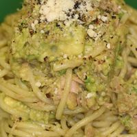 ツナトマトとアボカドのパスタ