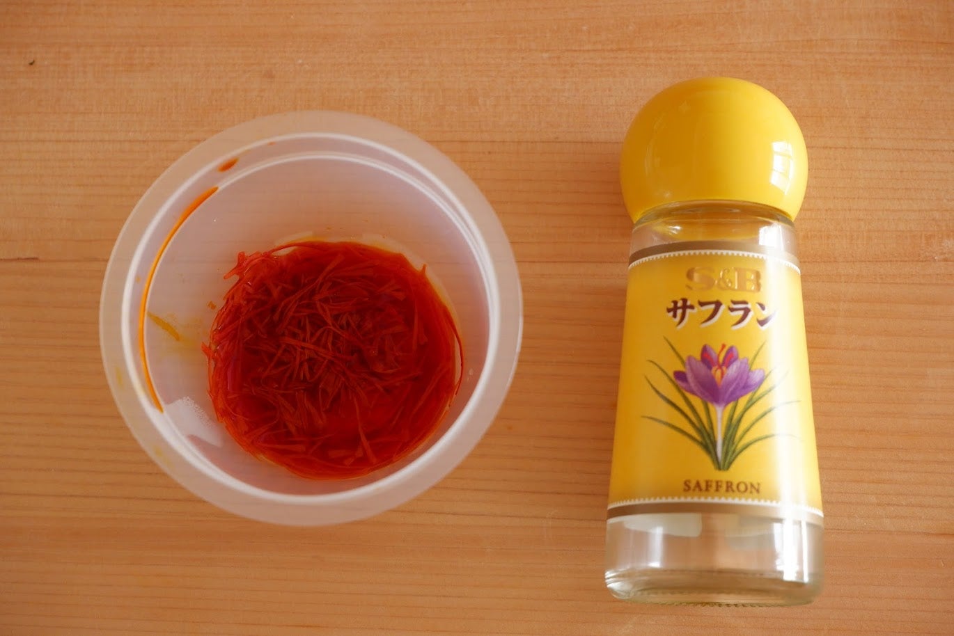 サフランの色と香りを楽しむ！大根とベーコンのコンソメ煮