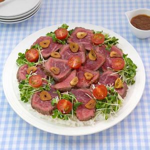 スーパーのローストビーフをマスタードソースでお洒落に盛り付け