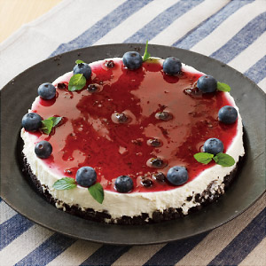 ブルーベリーレアチーズケーキグラデーションケーキ 作ってみたかったんです😆 今回はちょっと背が低い？ なので次はもう少し背高で作りたいかな😄何はともあれ、美味しかったです😋 自家製ブルーベリーはようやくボチボチと実がなって来ていますよ～🎵 枯らさないよう