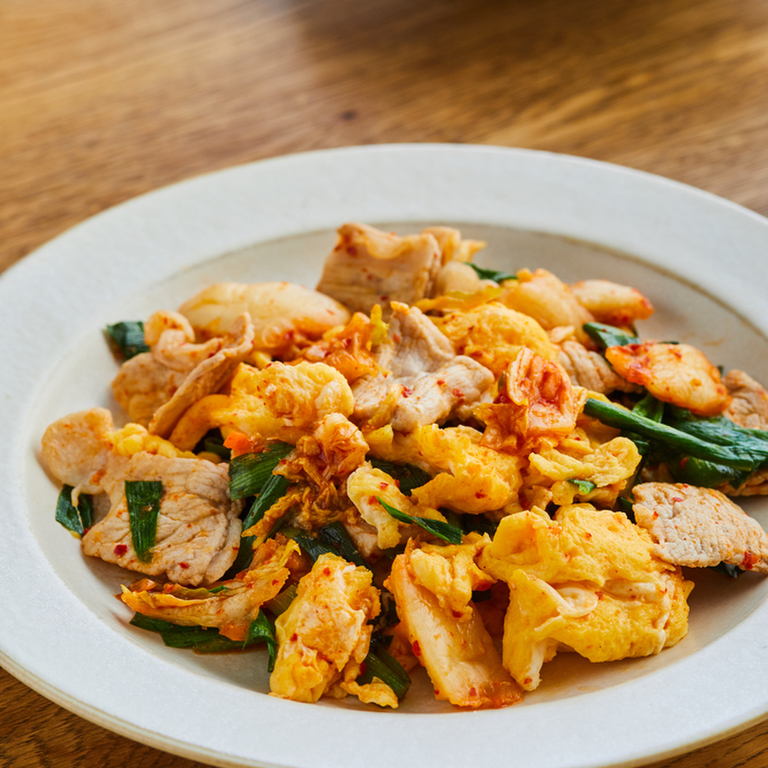 簡単！豚キムチ ピリ辛ふわふわ卵炒め ご飯がすすむ美味しさ