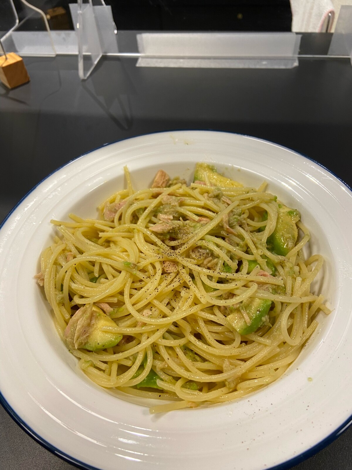 ツナとアボカドの塩昆布あえぶっかけうどん