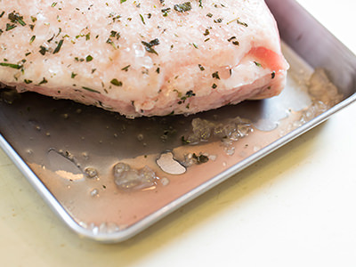 塩漬け豚のポトフ」のつくり方。豚肉のうま味をたっぷり引き出して 料理家・渡辺有子さんの“冬”のごちそう煮込み - 天然生活web