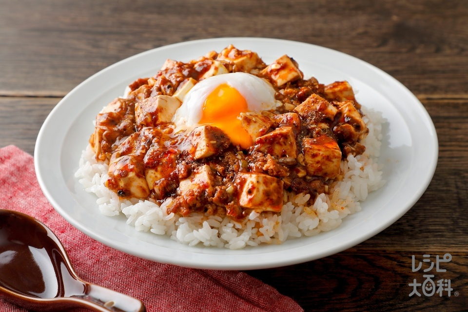 お家でアジアンおつまみ！「ガパオの麻婆豆腐風半熟卵のせ」の作り方